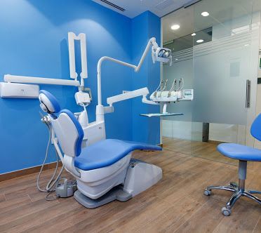 Clínica Dental Especializada Dr. Jesús Genovés consultorio azul