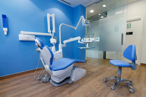 Clínica Dental Especializada Dr. Jesús Genovés consultorio azul