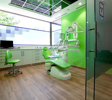 Clínica Dental Especializada Dr. Jesús Genovés consultorio verde